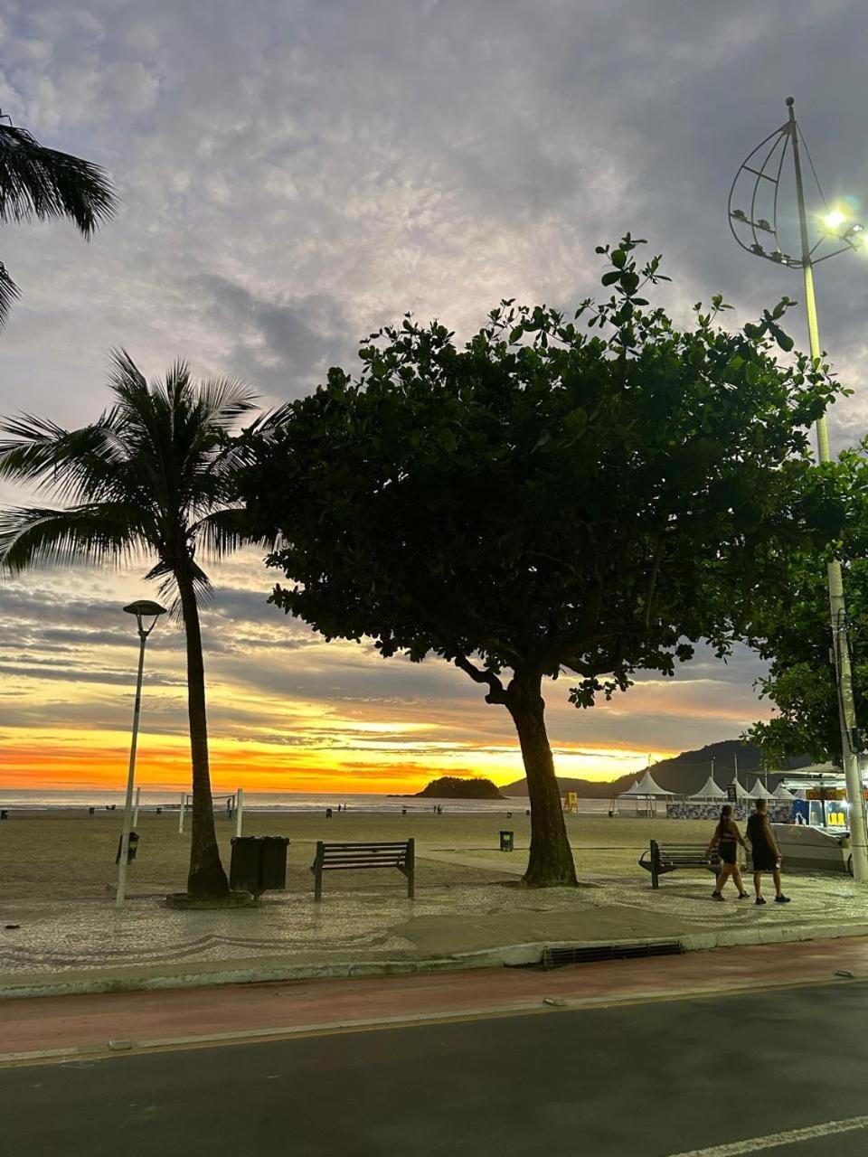 Avenida Atlantica, Beira Mar, Pe Na Areia Balneario Camboriu