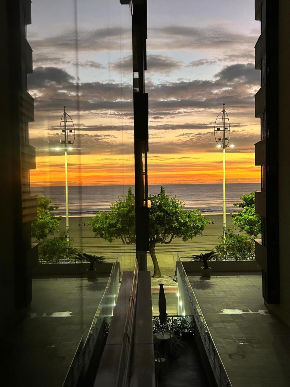 Avenida Atlantica, Beira Mar, Pe Na Areia * Balneario Camboriu