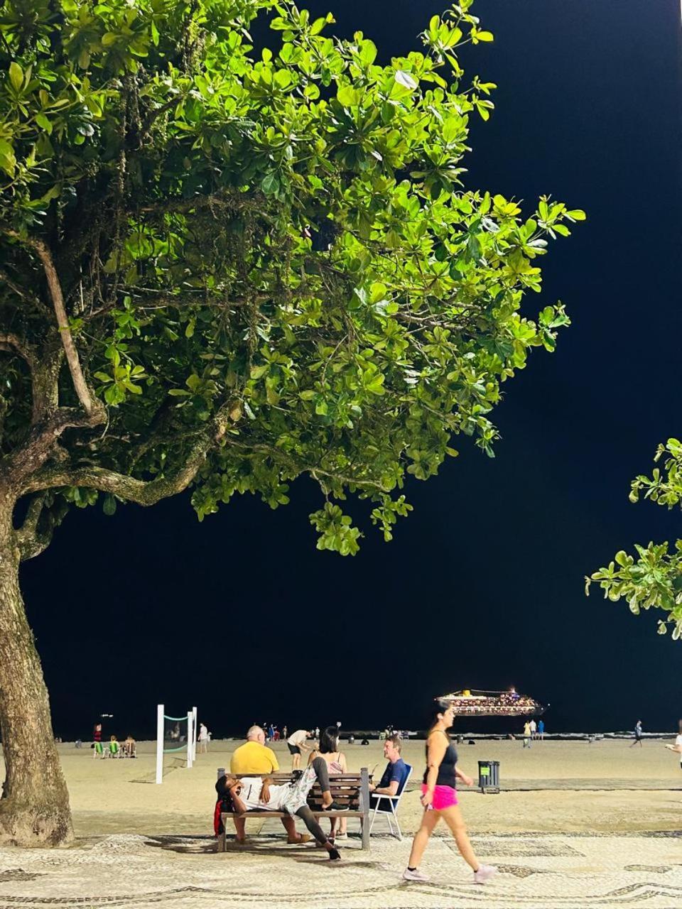 Avenida Atlantica, Beira Mar, Pe Na Areia